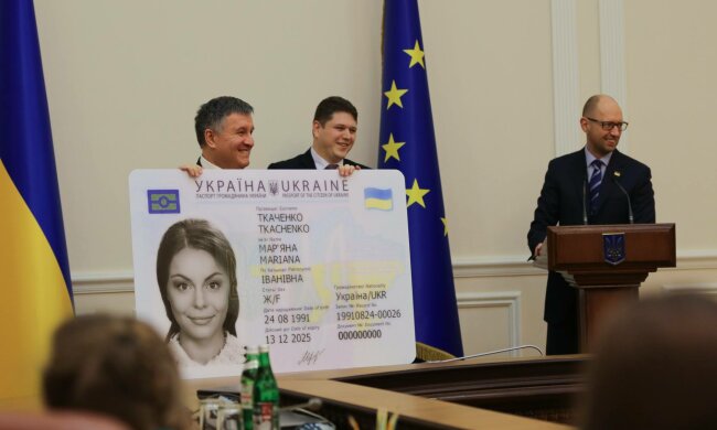 Новые паспорта готовы оформлять только в половине отделений миграционной службы — Аваков