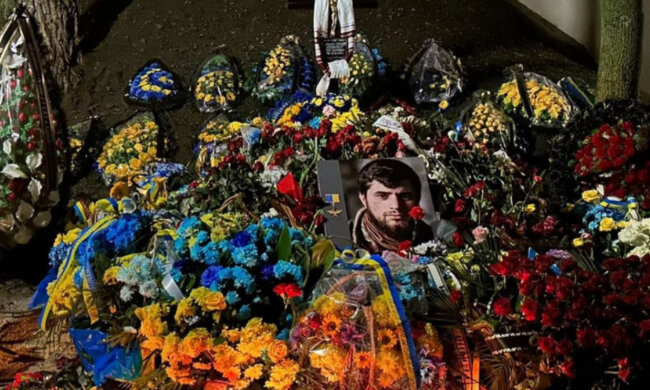 "Уроды среди нас": вандалы погромили могилы воинов Да Винчи, Джуса и Петриченко, появилось видео с места