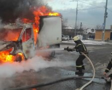 На київській трасі вантажівку охопило полум'я, повалив густий дим: відео НП