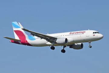 Eurowings_A320-200_D-AIZS_arrives_London_Heathrow_15Sep2015_arp-1024×683