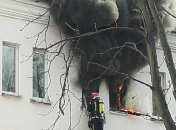 Огненное ЧП в Киеве: черный дым окутал общежитие со студентами, кадры с места событий