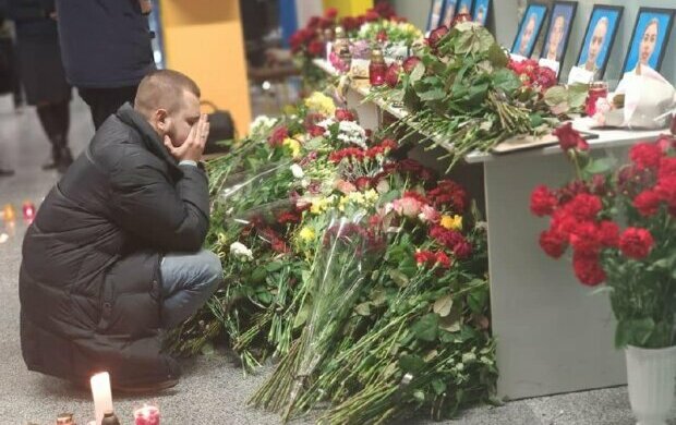 "Пам'ятаю і люблю": чоловік Юлії, яка розбилася в авіакатастрофі в Ірані, не відходить від її портрета