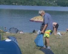 Иностранец не стерпел бардака на украинском пляже и принялся за уборку: собирает мусор каждое утро