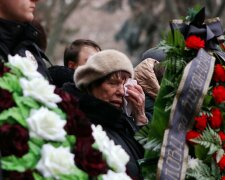 Оркестр, много слез и сотни людей: Одесса прощается с погибшим полицейским