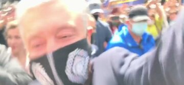 "Ледокол"-Порошенко затоптал оператора на собственном митинге: "Раньше шапки срывал, теперь вот..."