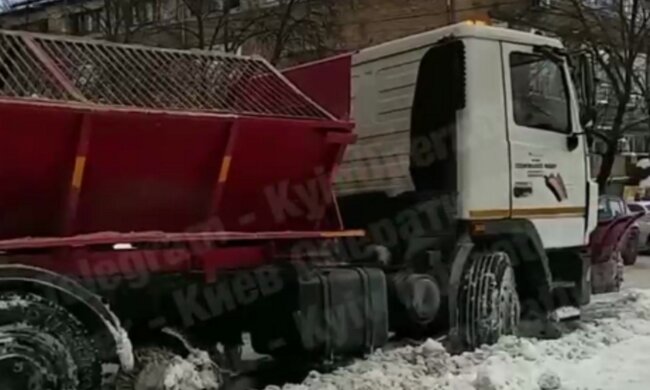 У Києві снігоприбиральна машина застрягла посеред дороги, паралізувавши весь рух: відео