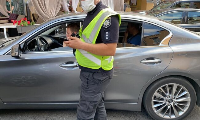 Поліцейський напав на сімейну пару в центрі Києва, відео: "дістав пістолет і..."