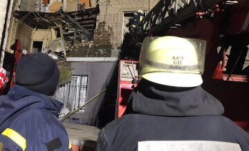 Мощный взрыв прогремел в жилом доме в Запорожье, под завалами могут быть люди: кадры трагедии