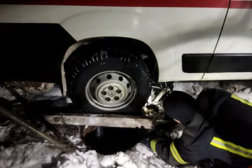 В Кривом Роге "скорая" провалилась в канализационный люк, видео: пришлось вызывать спасателей