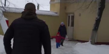Не бачились з лютого: зустріч захисника "Азовсталі" з родиною зворушує до сліз