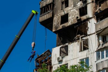 Киянина обурила поведінка поліції, лікарів та пожежників після вибуху 16-поверхівки: "Вас ніхто не врятує"