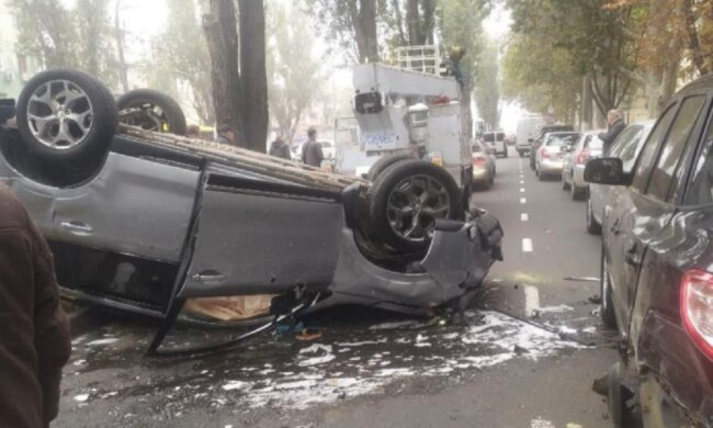 В Одессе на ходу перевернулось авто, движение парализовано: кадры аварии