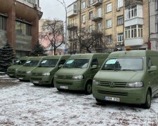 Колектив Київміськбуду передав автомобілі для ЗСУ