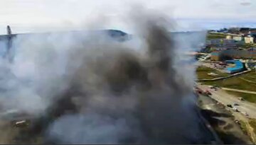 "Божа кара, не інакше": в Росії палає сильна пожежа, полум'я виривається з-під дахів