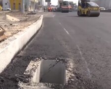 Кияни висміюють дивний "ремонт" дороги, фото: "Цікаво, скільки мільярдів витрачено?"