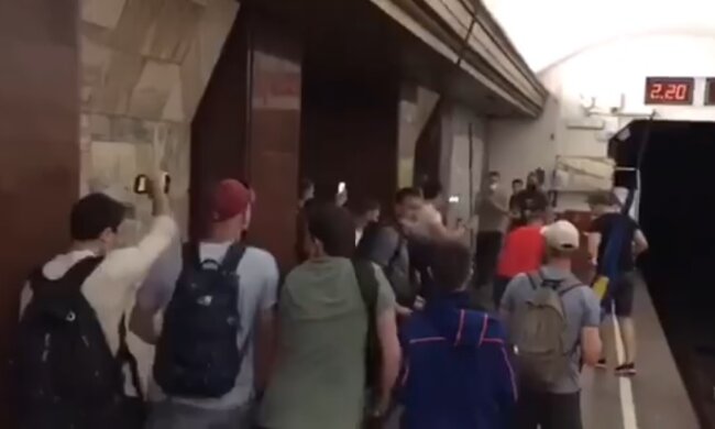 Бунты под окнами Зеленского обернулись масштабной дракой в метро: подробности и кадры с места