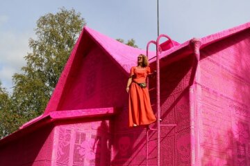 Художниця сплела рожевий будинок для українських біженців