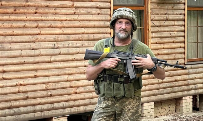 Валерий Залужный наградил адвоката и воина 92-й ОМБр Леонида Маслова "Золотым крестом"