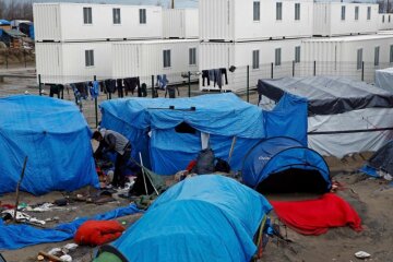 В лагере мигрантов в «Джунглях» Кале произошли столкновения с французской полицией (фото)