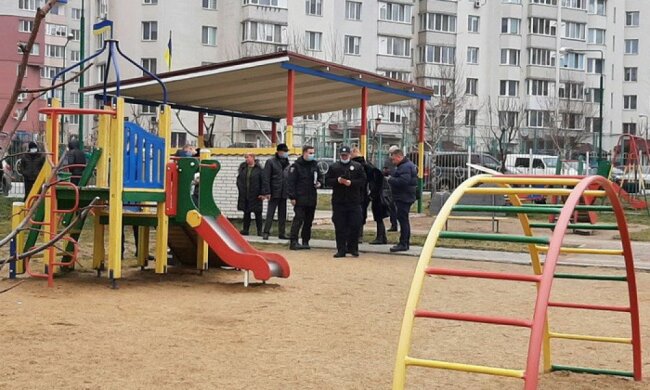 Дитину атакували з ножем прямо на дитячому майданчику: подробиці розбою в Одесі