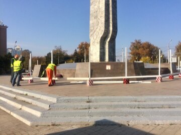 "Черная метка": в Одессе испортили памятник советскому символу, фото последствий