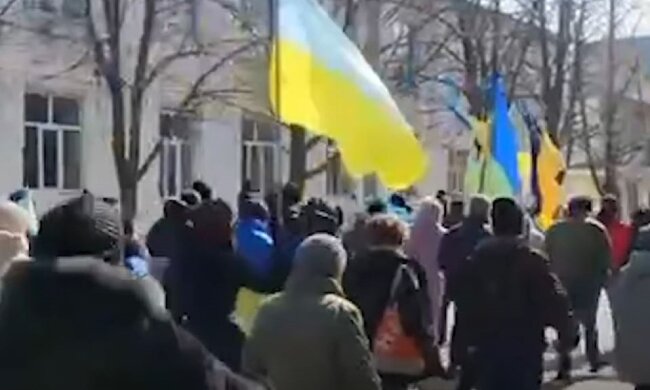 Українці вийшли на мітинг проти окупантів у Каховці, кількість людей вражає: "Не бояться"