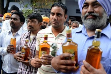 Індійське село оштрафували за розпивання алкоголю