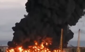 Страшна пожежа спалахнула в російському порту після вибуху: "Найближчий до Кримського мосту"