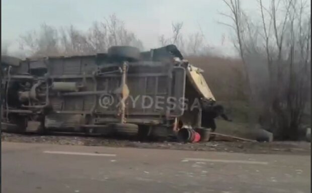Автобус перевернулся на одесской трассе: первые кадры ЧП и что известно