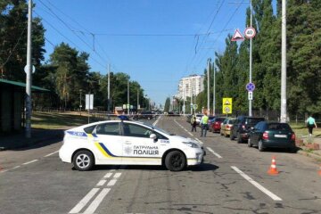 У Києві перекривають дороги, є загроза вибуху: перші кадри з місця подій