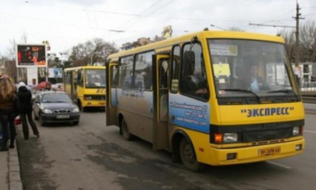 "Ваше життя в моїх руках, один рух, і ви в лікарні": в Одесі маршрутник погрожував пасажирам, відео