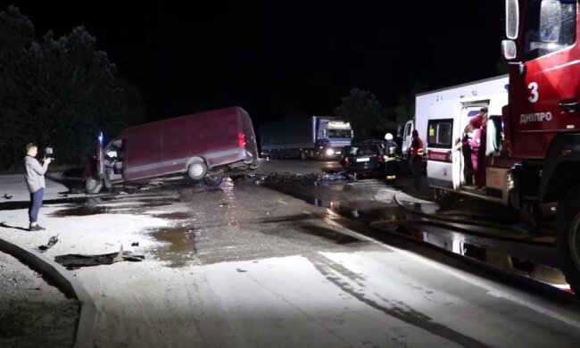 Серйозне ДТП обірвало життя людей в Дніпрі: кадри з місця трагедії
