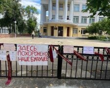 У Білорусі випускники шкіл влаштували красномовний флешмоб, кадри: "тут поховано наше майбутнє"