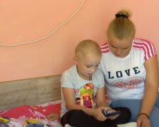 Одинокая многодетная украинка молит о спасении восьмилетней дочери: "Я бы сердце отдала"
