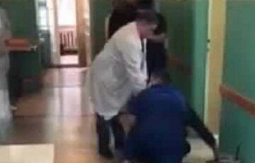 Заспокоювали кілька лікарів: незадоволений пацієнт влаштував побоїще в обласній лікарні, відео