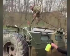 "Дон, привези еще пару машин": украинские защитники приводят в порядок трофейную технику, видео