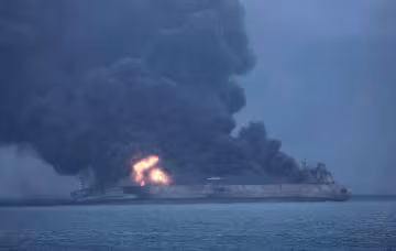 Рятувальники дістають з води тіла моряків в Керченській протоці: нові подробиці трагедії біля берегів України