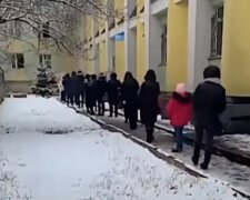 Украинцы пошли на штурм поликлиник, очереди растянулись на десятки метров: "Становится жутко"