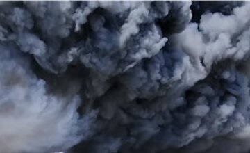Масштабна пожежа розгорілася в Одеській області: горять 10 тисяч м2, кадри з місця