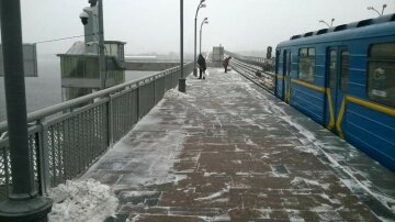 киев метро снег зима