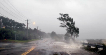Оголений американець вийшов зустрічати ураган: слабоумство і відвага (відео)