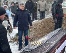 Сиротами залишилися двоє дітей: на Одещині люди на колінах попрощалися із захисником України, фото