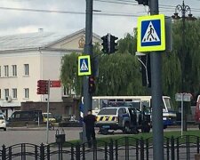 Людей взяли в заложники в центре Луцка, слышны выстрелы и есть угроза взрыва: кадры с места событий