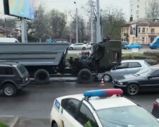 В Одесі вантажівка виїхала на зустрічку і влаштувала ДТП, фото: "Від удару відкинуло на..."