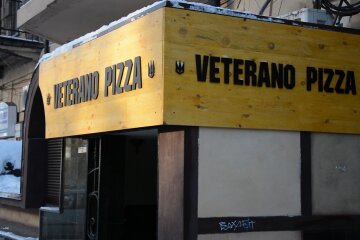 Хулиганы изуродовали фасад кафе АТОшников (фото)