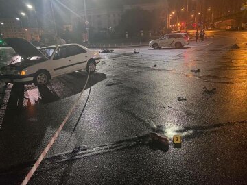 в Киеве водитель сбил двух мотоциклистов
