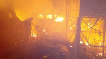 Масштабна НП в Одесі, вогонь охопив будиночки на причалі: кадри подій