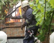 На Харківщині блискавка влучила в будівлю, кадри: "вогонь охопив весь дах"