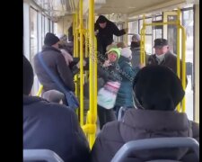 Люта бабка накинулася на жінку з дитиною: кадри розбірок в Одеському трамваї