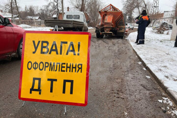 В Кривом Роге Lexus влетел в снегоуборочную машину: фото с места